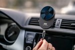 Uchwyt samochodowy Newell z indukcyjną ładowarką MagSafe S18