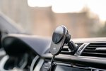 Uchwyt samochodowy Newell z indukcyjną ładowarką MagSafe S18
