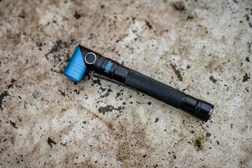 Latarka taktyczna Newell FL250L USB-C