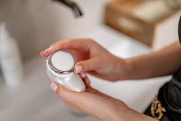 Masażer soniczny do liftingu twarzy z funkcją EMS KiCA iBeauty