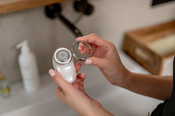 Masażer soniczny do liftingu twarzy z funkcją EMS KiCA iBeauty