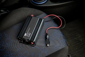 Przetwornica napięcia Newell z czystą sinusoidą - 12 V / 230 V, 300 W