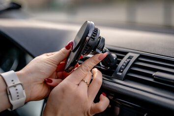 Uchwyt samochodowy Newell z indukcyjną ładowarką MagSafe S18