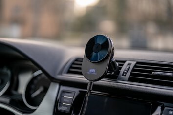Uchwyt samochodowy Newell z indukcyjną ładowarką MagSafe S18