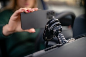 Uchwyt samochodowy Newell z indukcyjną ładowarką MagSafe S18